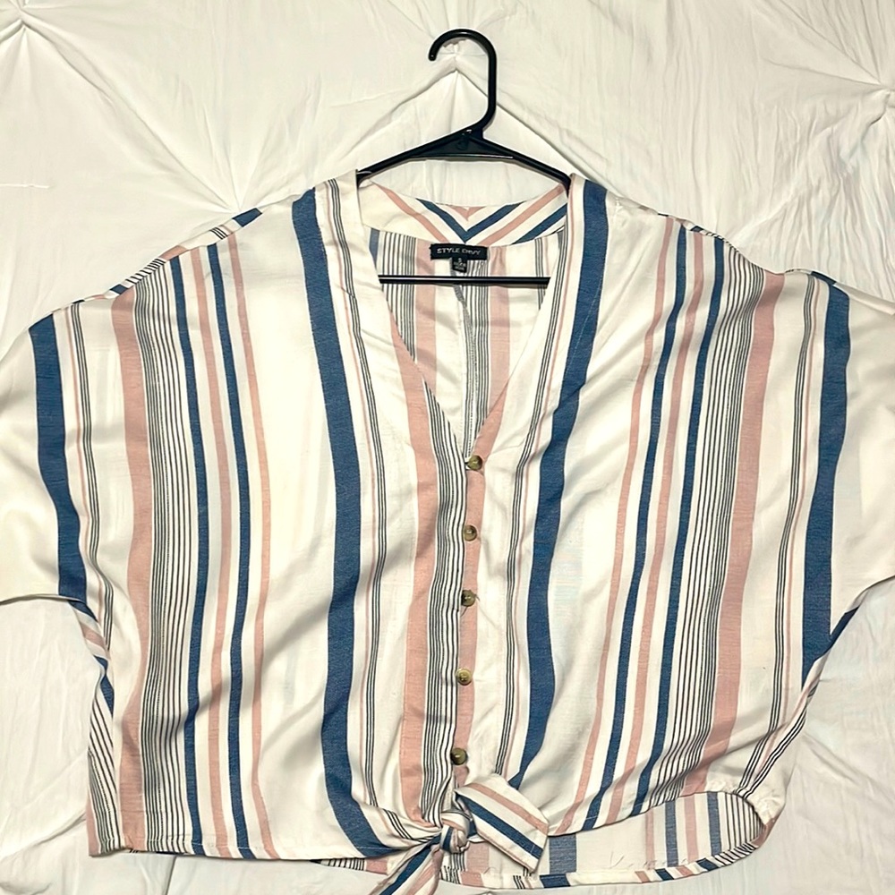 Casual women’s button down blouse. Great for work or brunch/lunch in the Spring. - Picture 1 of 4